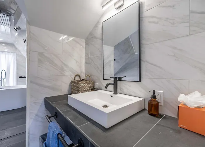 Modern Retreat With Dedicated Parking 2 King Beds Arcade Bbq Holiday home Pittsburgh
